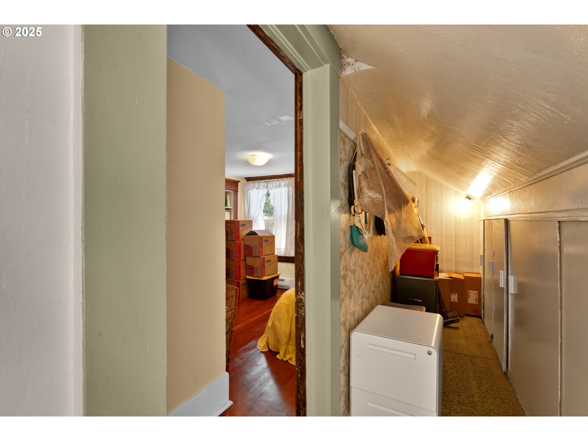 834 Southwest 9th Avenue Albany, OR 97321 - Photo 39 of 48 a view of living room and bathroom
