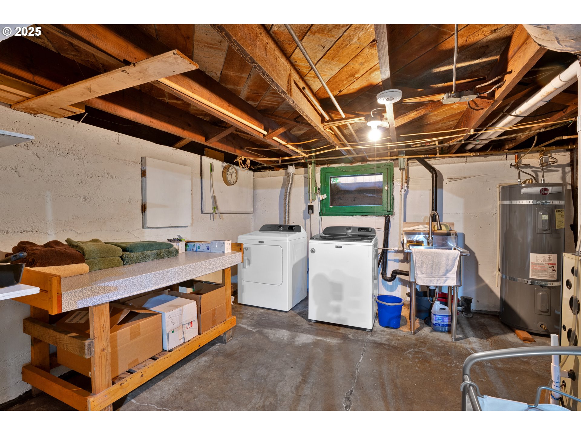 834 Southwest 9th Avenue Albany, OR 97321 - Photo 43 of 48 a utility room with dryer and washer
