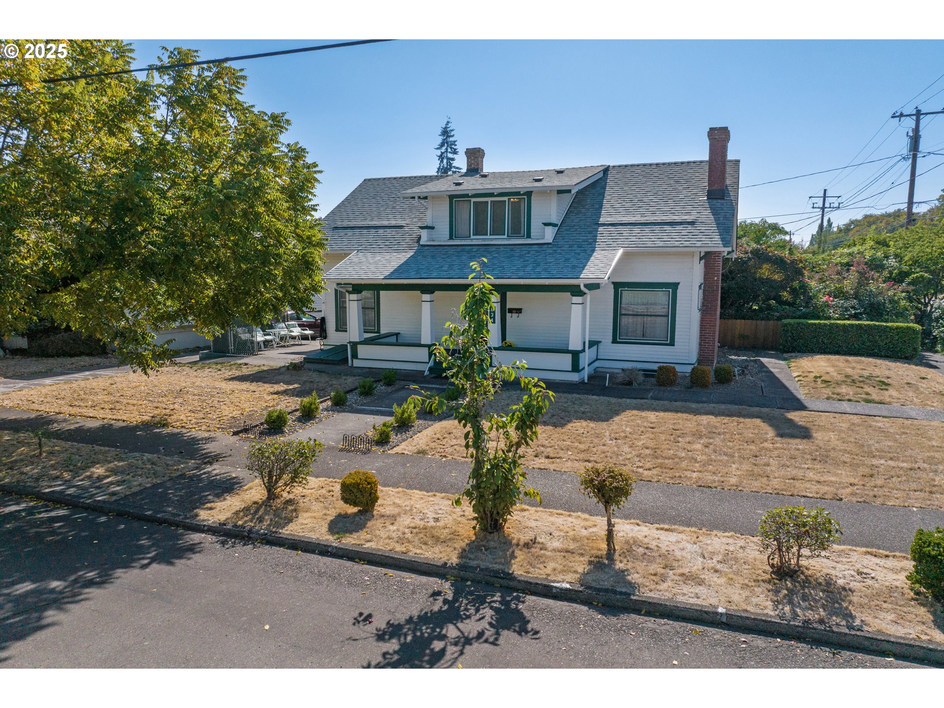 834 Southwest 9th Avenue Albany, OR 97321 - Photo 6 of 48 a front view of a house with garden