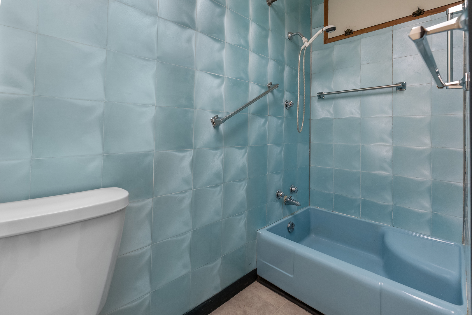 706 North 4th Street Ashton, IL 61006 - Photo 21 of 39 a bathroom with a bathtub and a toilet