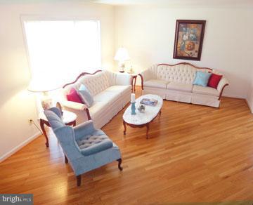 6871 Chelsea Road McLean, VA 22101 - Photo 14 of 25 Living Room