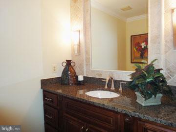 6871 Chelsea Road McLean, VA 22101 - Photo 21 of 25 Bath (Master)