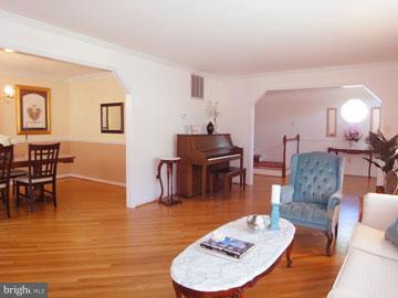6871 Chelsea Road McLean, VA 22101 - Photo 5 of 25 Living Room