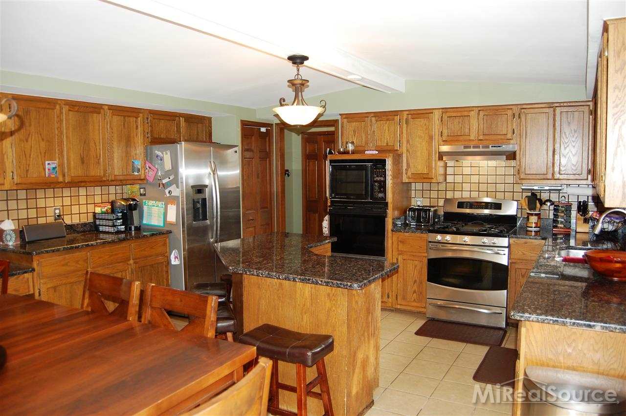 1833 Jason Circle Rochester, MI 48306 - Photo 10 of 29 31203423-9.JPG