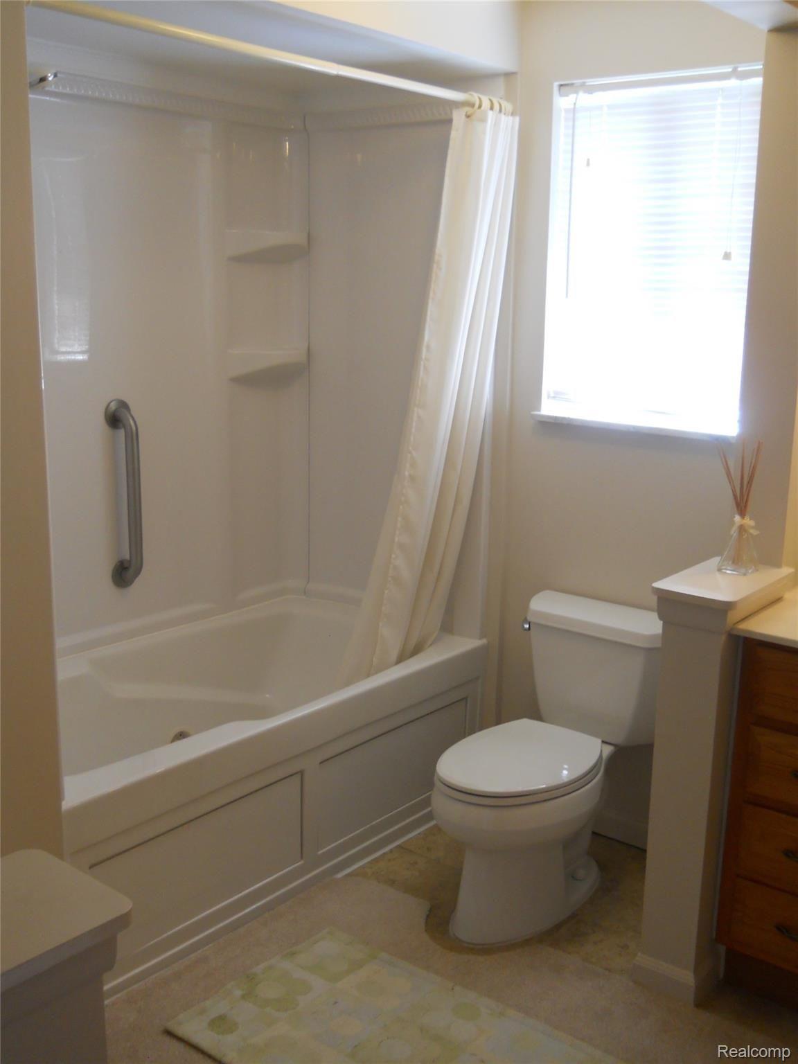 3801 Harvey Lake Road Highland, MI 48356 - Photo 29 of 33 upstairs bath w/tub & shower combo