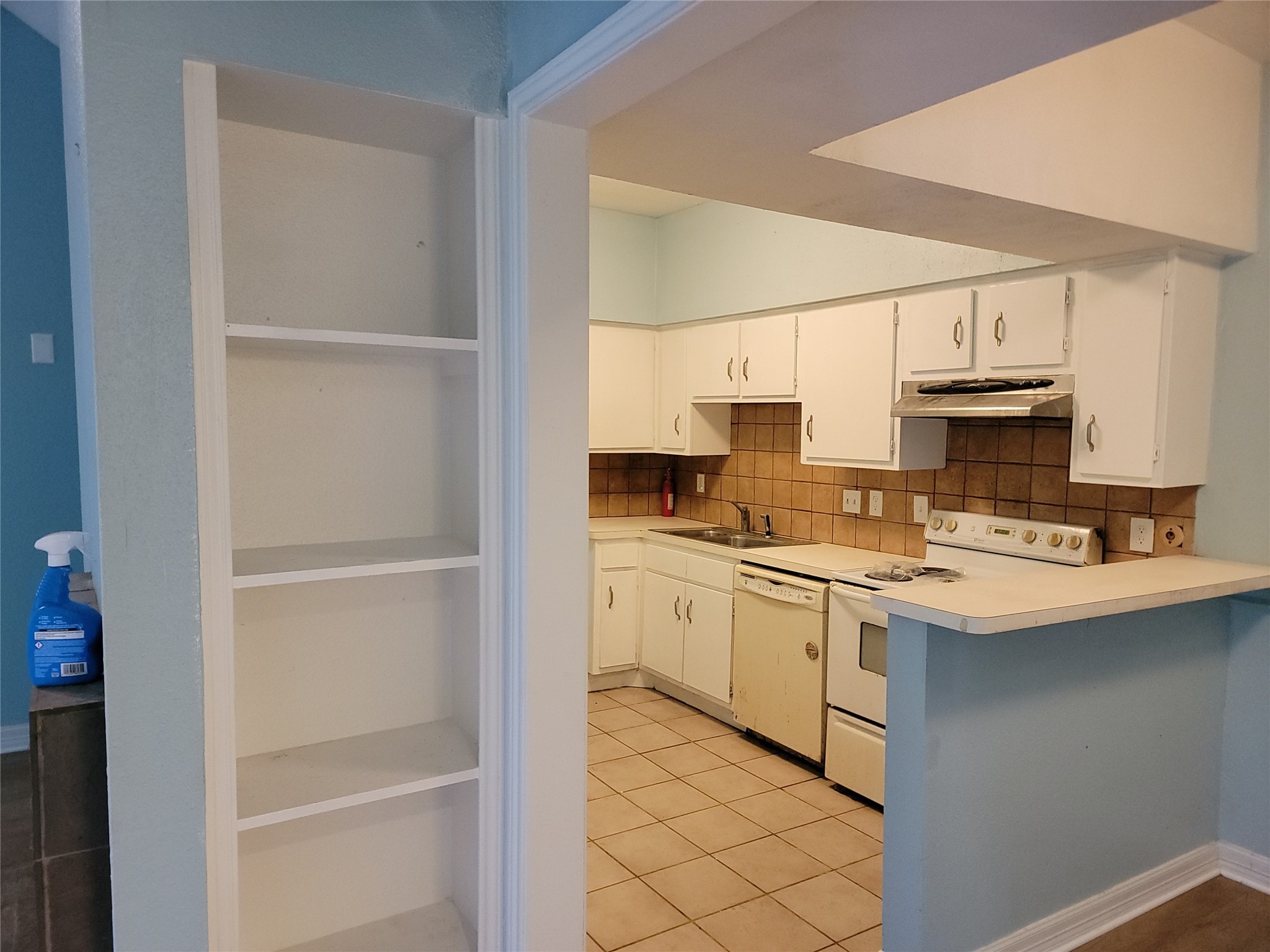 2100 Tanglewilde Street, Unit 600 Houston, TX 77063 - Photo 12 of 21 a kitchen with a sink cabinets and appliances