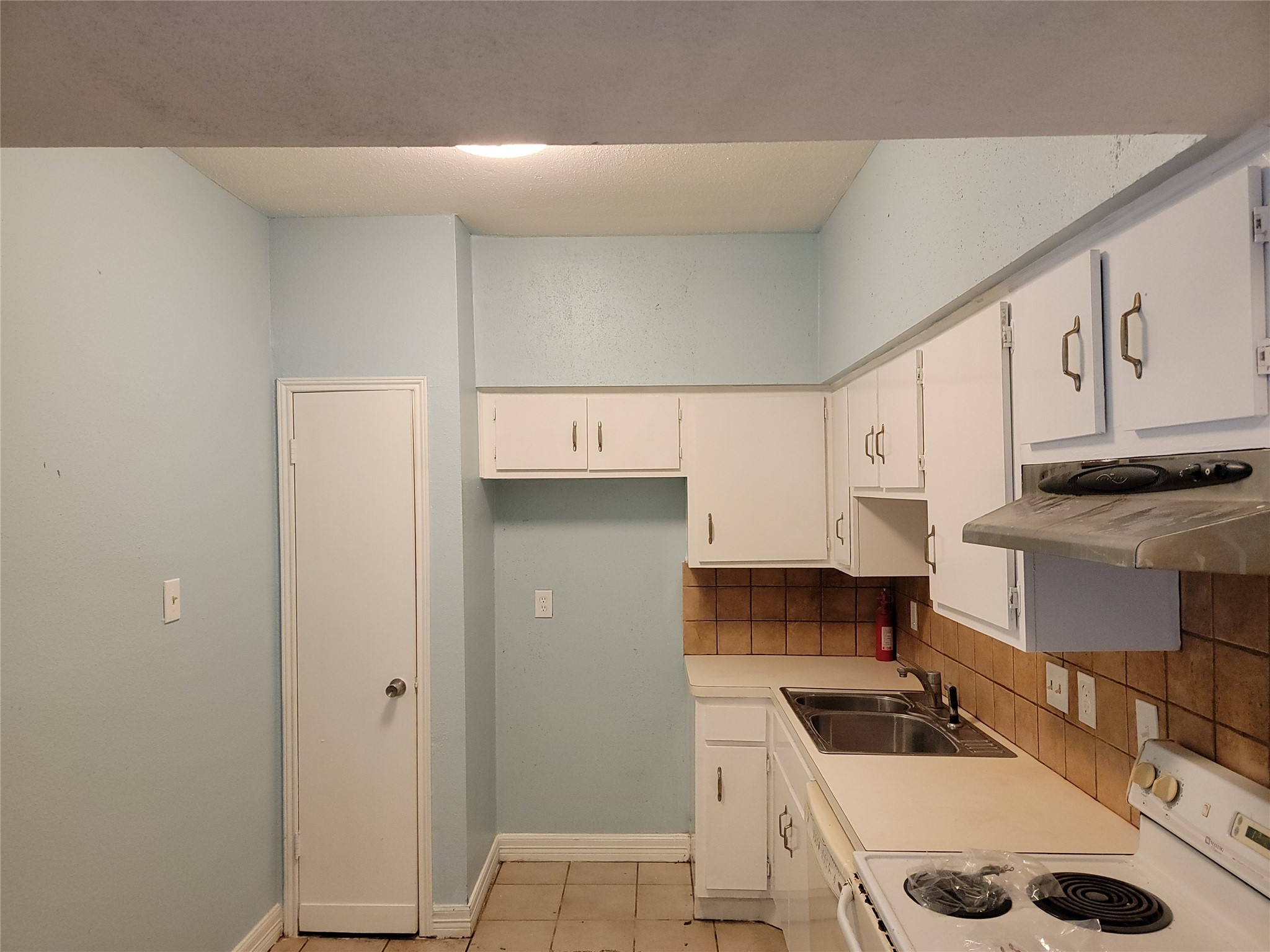 2100 Tanglewilde Street, Unit 600 Houston, TX 77063 - Photo 14 of 21 a kitchen that has a sink and a stove