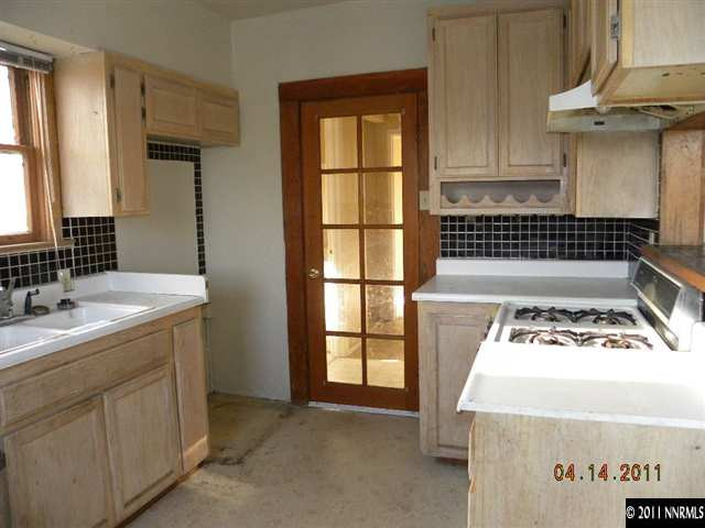 845 Wheeler Avenue Reno, NV 89502 - Photo 4 of 8 a view of utility room with washer and dryer