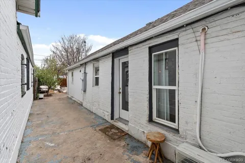 a view of a house with backyard