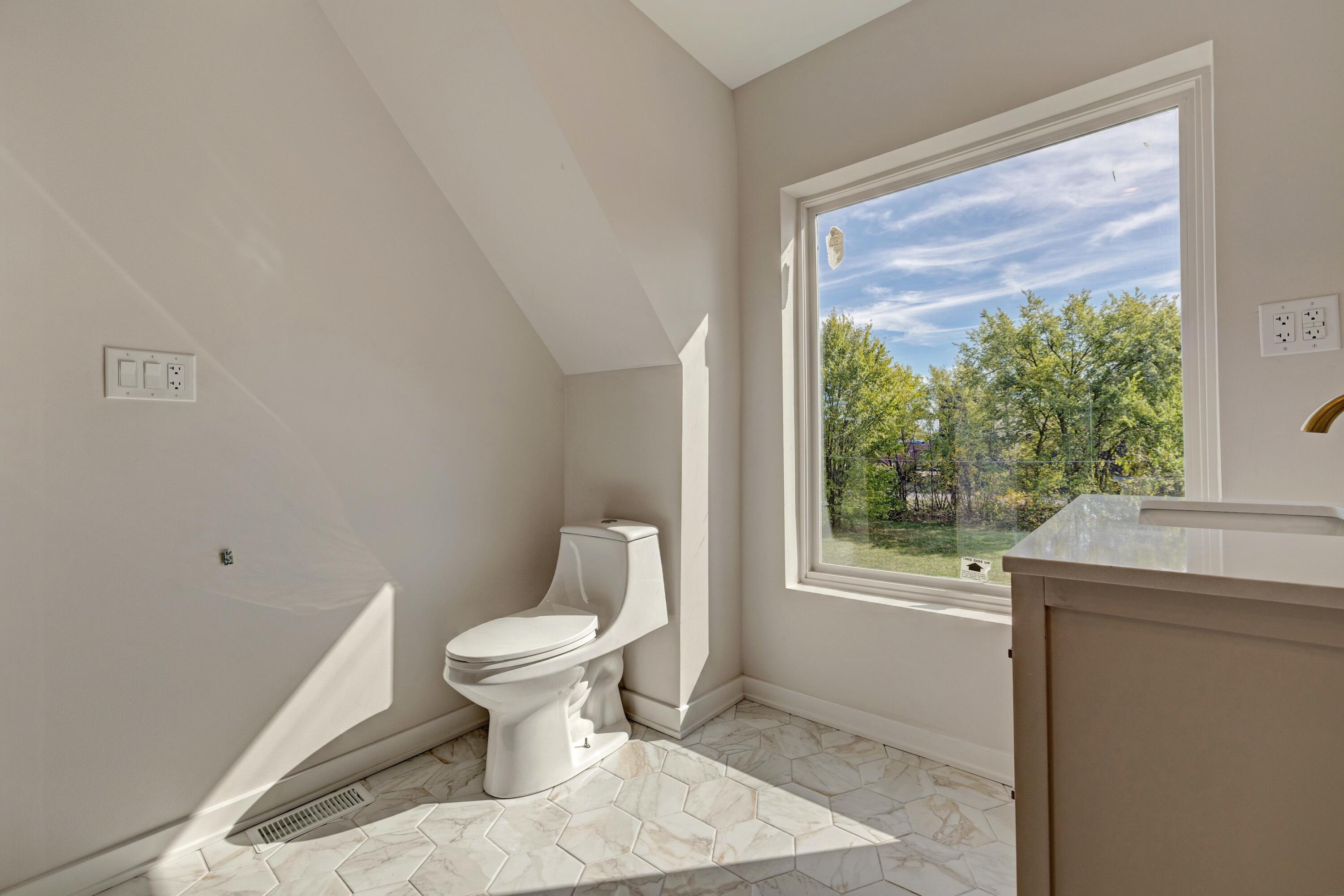 6142 Commonwealth Street Detroit, MI 48208 - Photo 27 of 48 23) Upstairs Bathroom