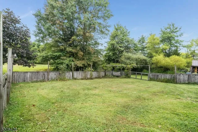 a view of a back yard