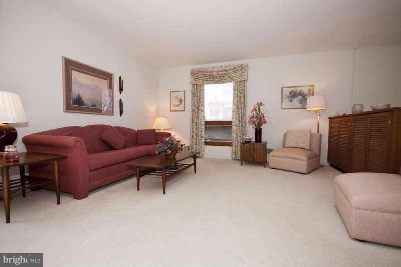 10568 Gateridge Road Cockeysville, MD 21030 - Photo 2 of 12 Living Room