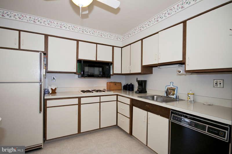 10568 Gateridge Road Cockeysville, MD 21030 - Photo 3 of 12 Kitchen