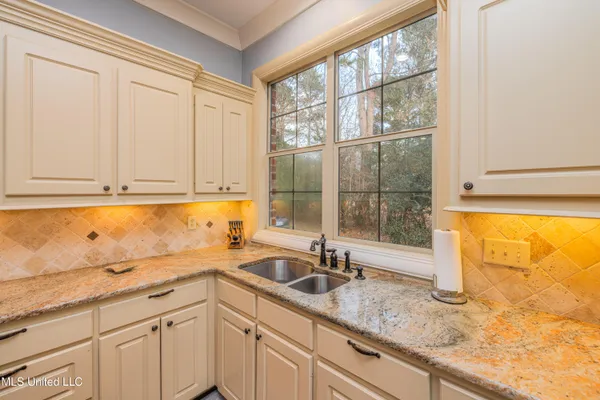 $900,000 | 167 Lakeshire Circle, Canton, MS 39046