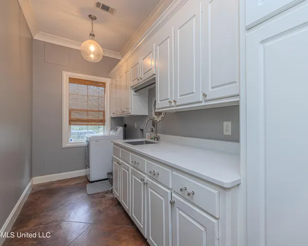 $900,000 | 167 Lakeshire Circle, Canton, MS 39046