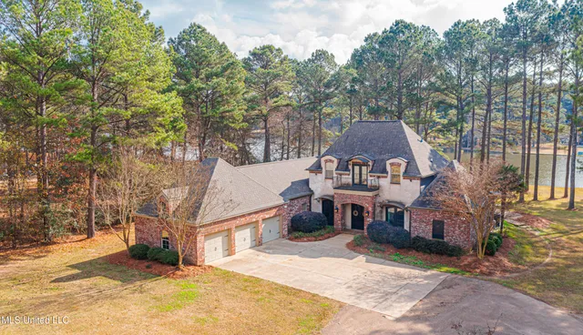 $900,000 | 167 Lakeshire Circle, Canton, MS 39046