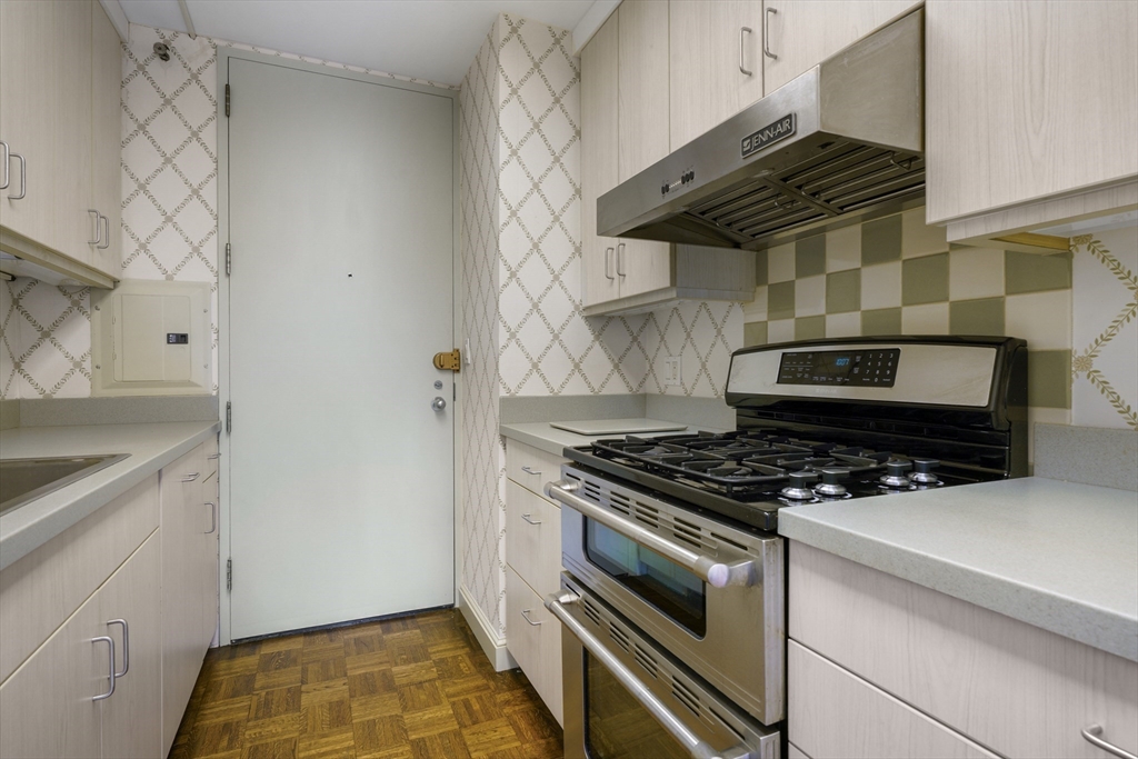 180 Beacon Street, Unit 6A Boston, MA 02116 - Photo 11 of 26 a stove top oven sitting inside of a kitchen