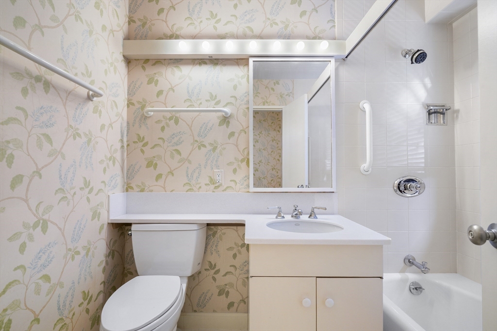 180 Beacon Street, Unit 6A Boston, MA 02116 - Photo 17 of 26 a bathroom with a sink a toilet and a bathtub