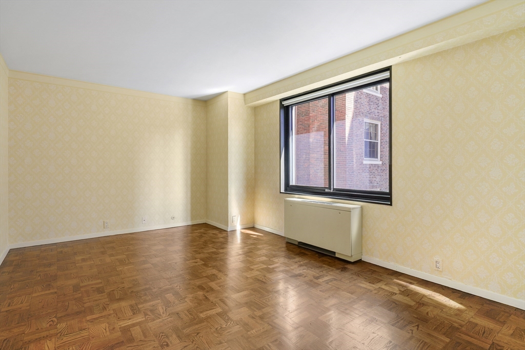 180 Beacon Street, Unit 6A Boston, MA 02116 - Photo 18 of 26 an empty room with windows