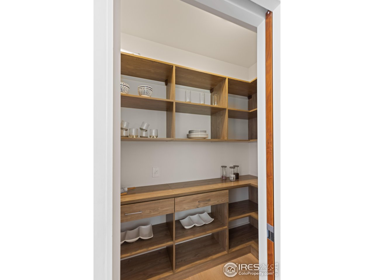 550 Iris Avenue Boulder, CO 80304 - Photo 14 of 40 a view of a hallway with shelf