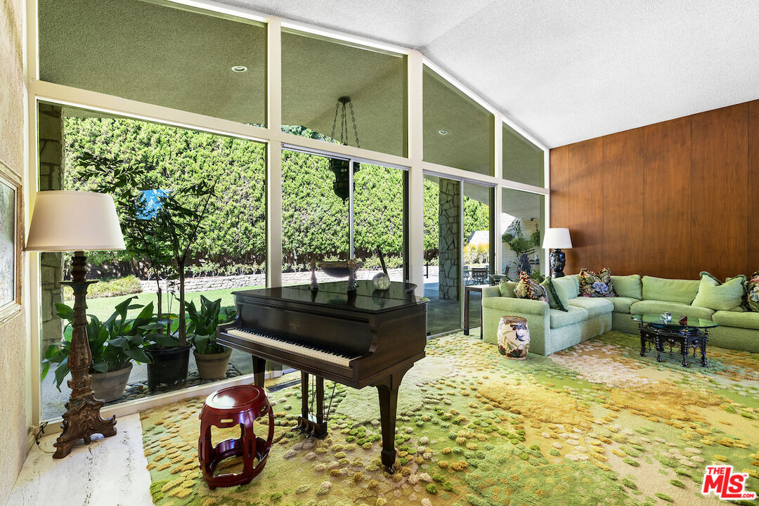 1005 Summit Drive Beverly Hills, CA 90210 - Photo 13 of 48 a living room with furniture and a window