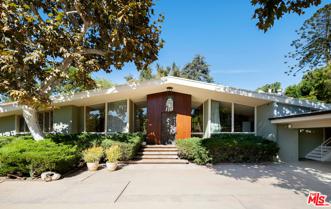 1005 Summit Drive Beverly Hills, CA 90210 - Photo 3 of 48 front view of a house