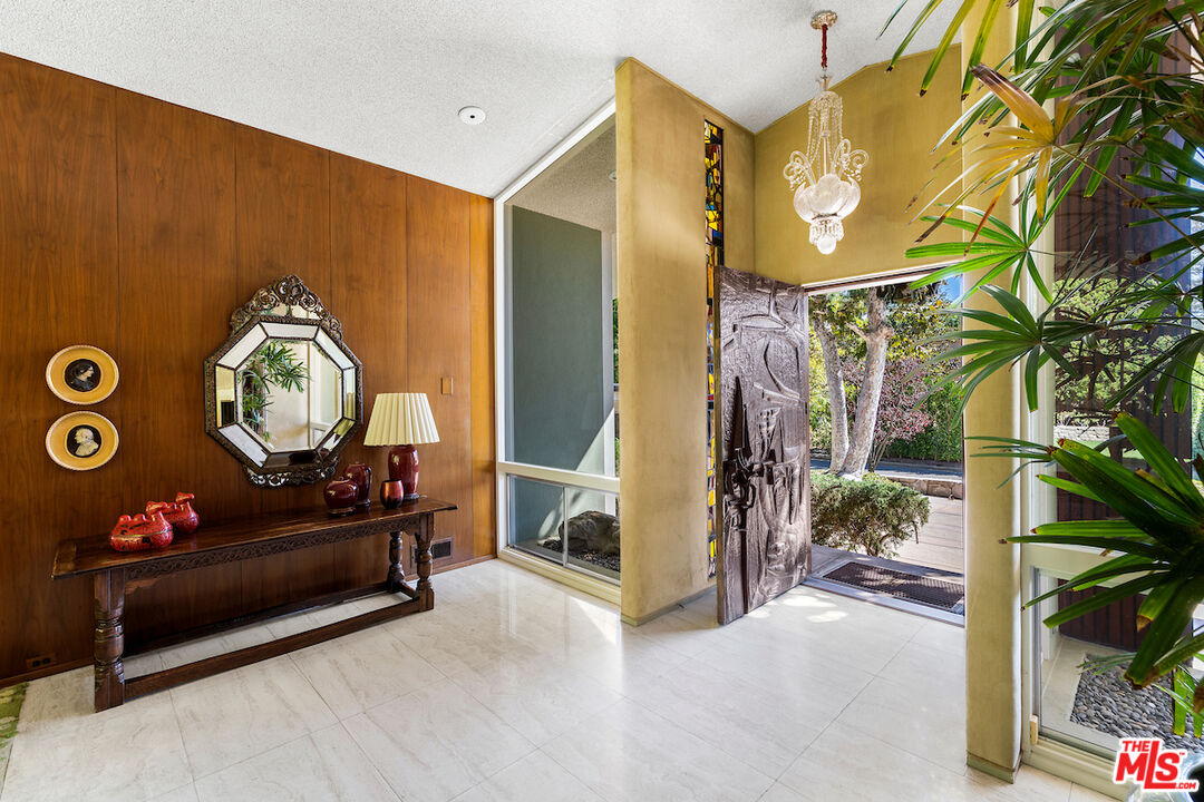 1005 Summit Drive Beverly Hills, CA 90210 - Photo 6 of 48 a living room with furniture