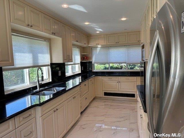 59 Radnor Road Great Neck, NY 11023 - Photo 7 of 15 EAT-IN-KITCHEN