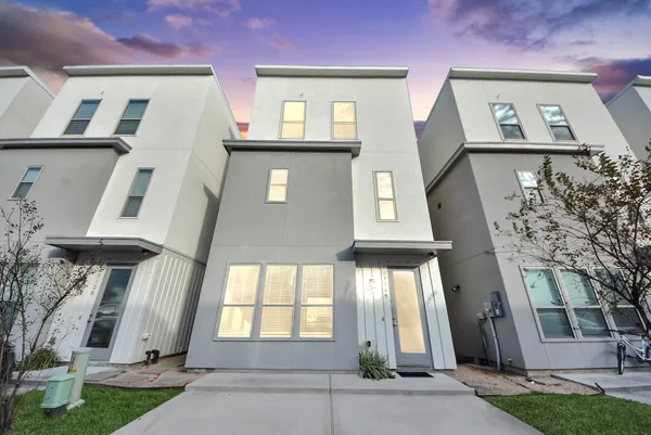 $2,100 | 18716 Centro Main Street, Unit B, Conroe, TX 77385