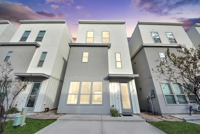 $2,100 | 18716 Centro Main Street, Unit B, Conroe, TX 77385