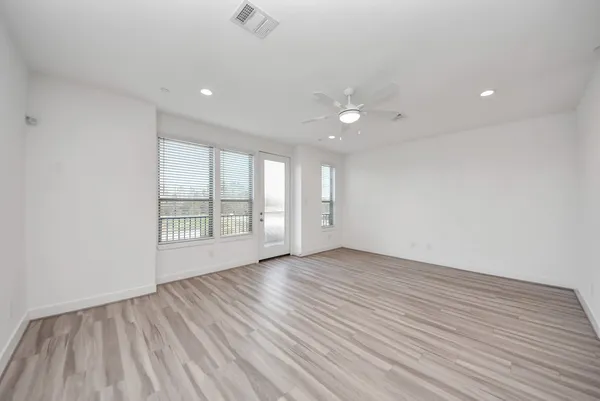 $2,100 | 18716 Centro Main Street, Unit B, Conroe, TX 77385
