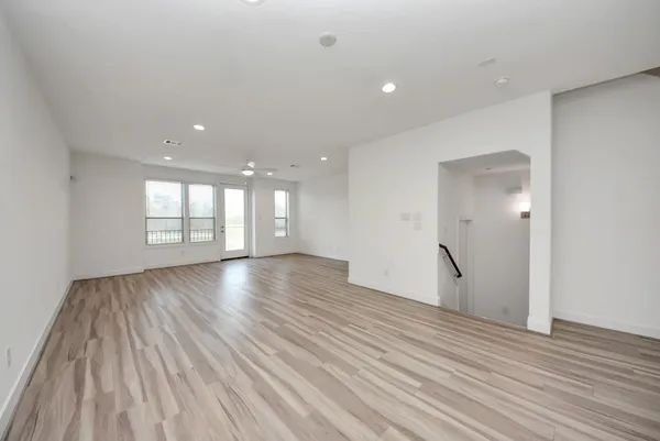 $2,100 | 18716 Centro Main Street, Unit B, Conroe, TX 77385