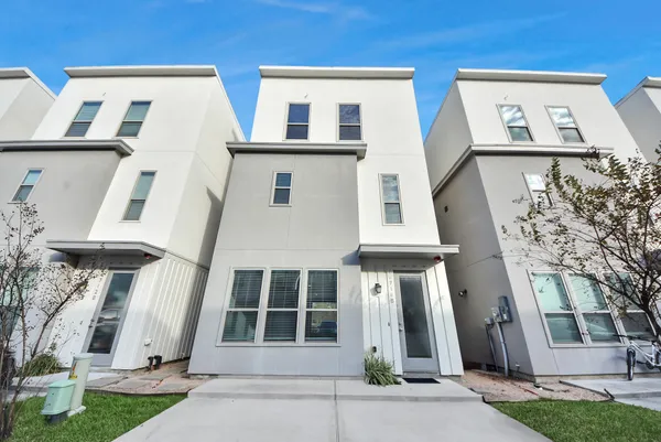 $2,100 | 18716 Centro Main Street, Unit B, Conroe, TX 77385