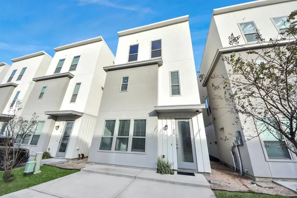 $2,100 | 18716 Centro Main Street, Unit B, Conroe, TX 77385