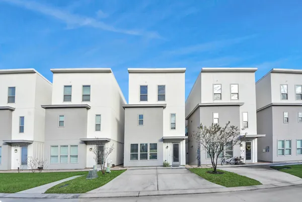 $2,100 | 18716 Centro Main Street, Unit B, Conroe, TX 77385