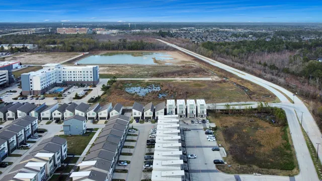 $2,100 | 18716 Centro Main Street, Unit B, Conroe, TX 77385