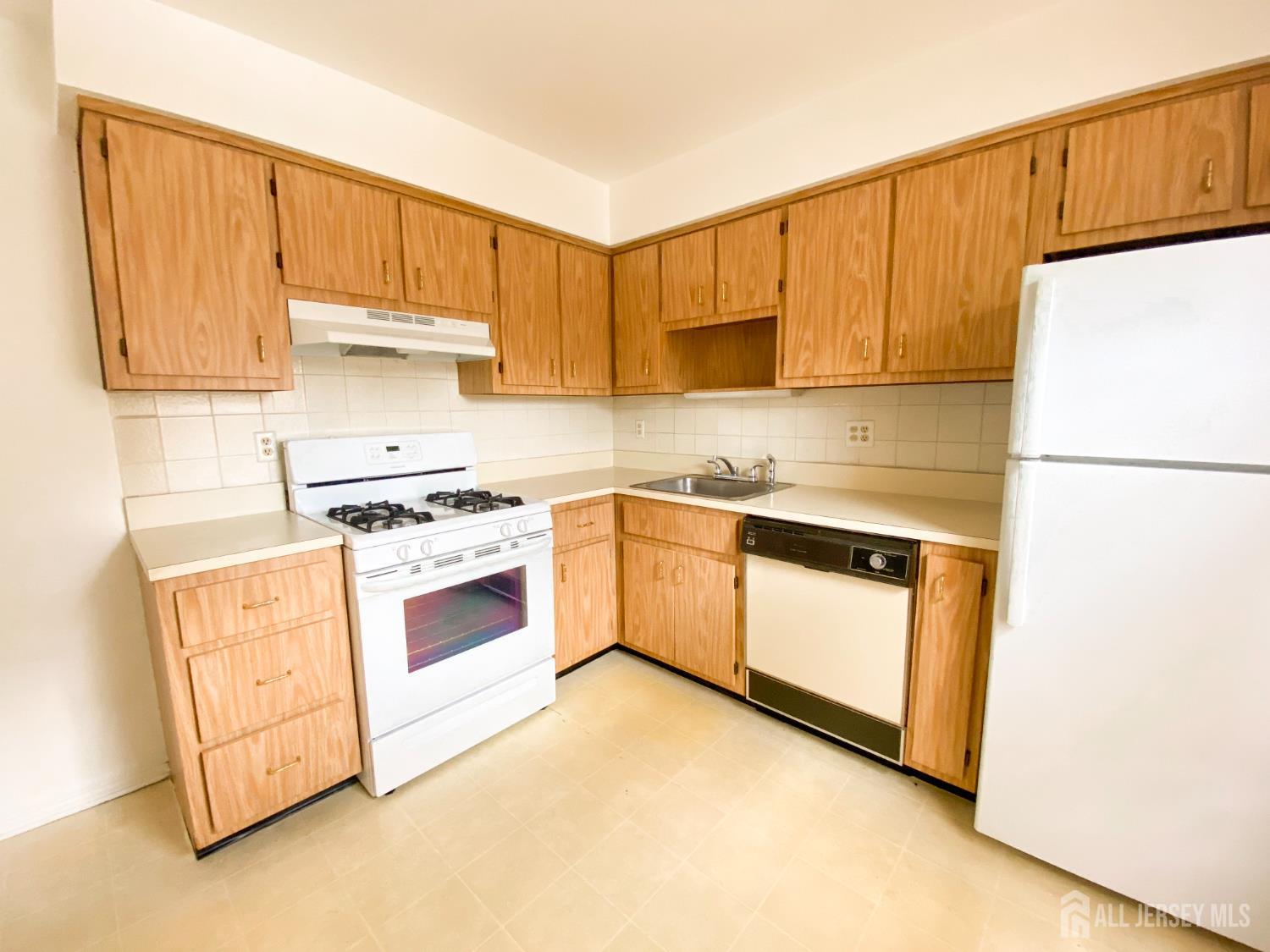 33 Foxhall, Unit B Middlesex, NJ 08846 - Photo 2 of 19