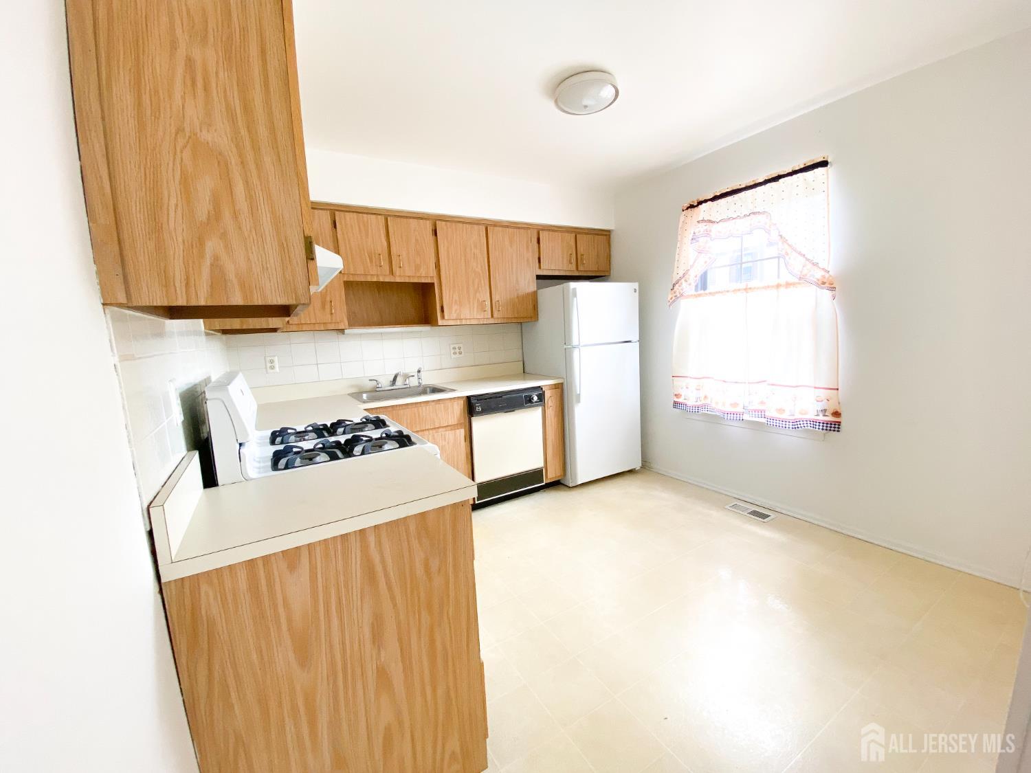 33 Foxhall, Unit B Middlesex, NJ 08846 - Photo 3 of 19