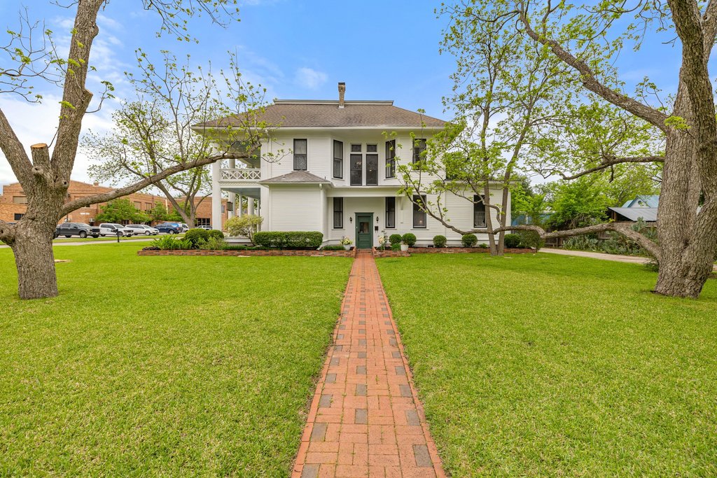 819 Hackberry Street Taylor, TX 76574 - Photo 3 of 40
