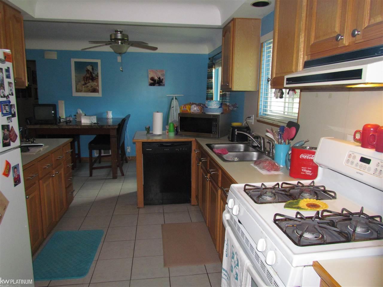 8530 Dale Center Line, MI 48015 - Photo 9 of 21 31324221-8.JPG