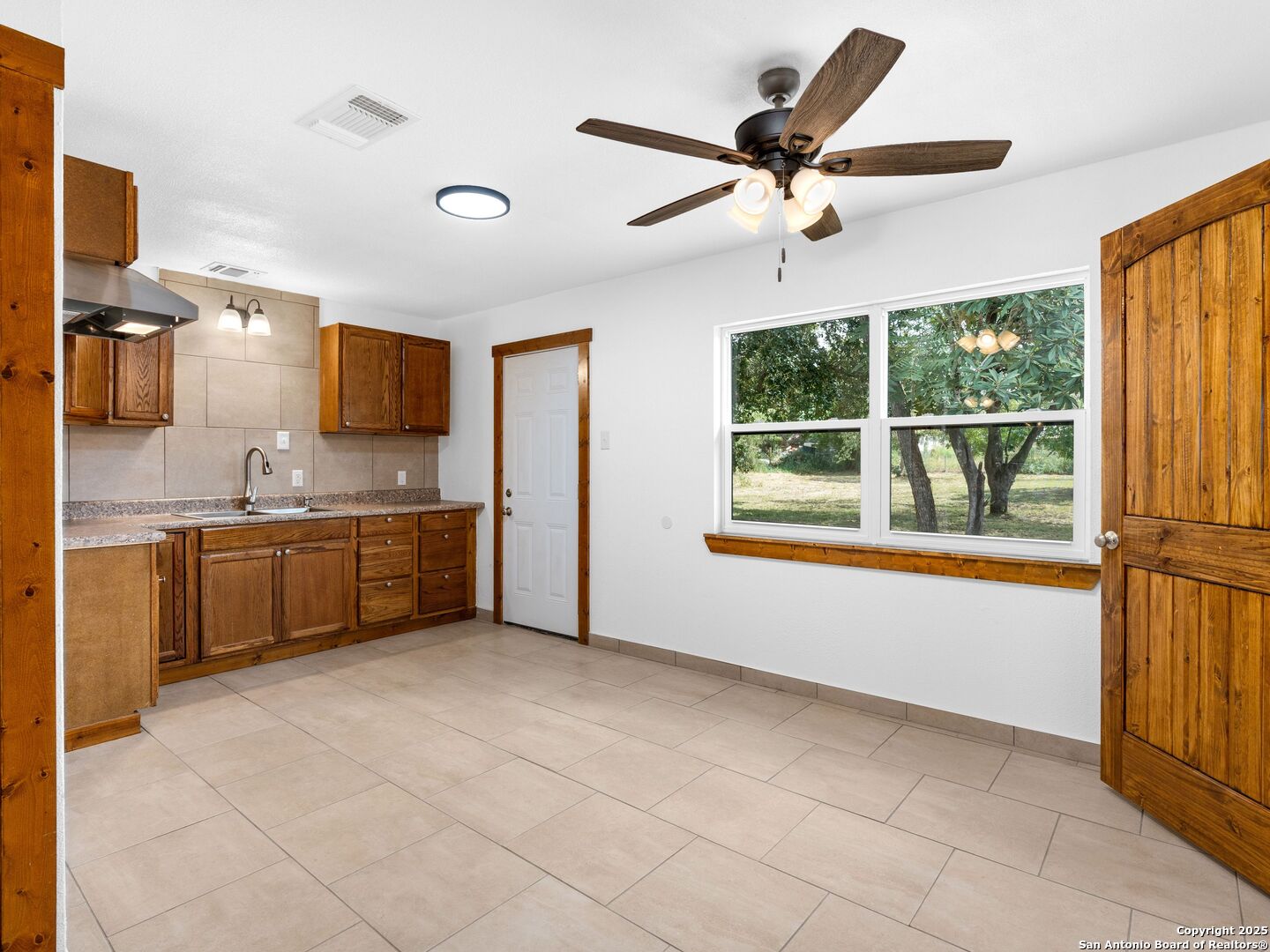 511 5th Street Natalia, TX 78059 - Photo 9 of 29