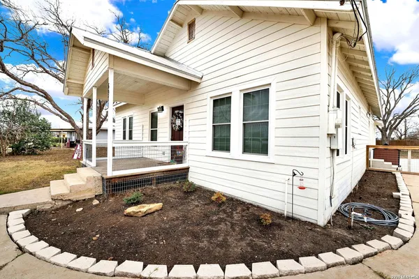 a view of a house with backyard