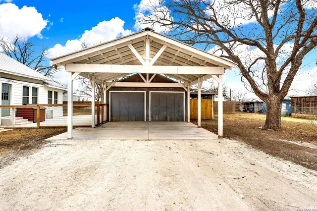 $325,000 | 6971 County Road 5223, D'Hanis, TX 78861