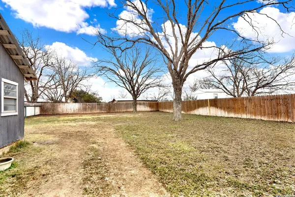 a view of yard with trees