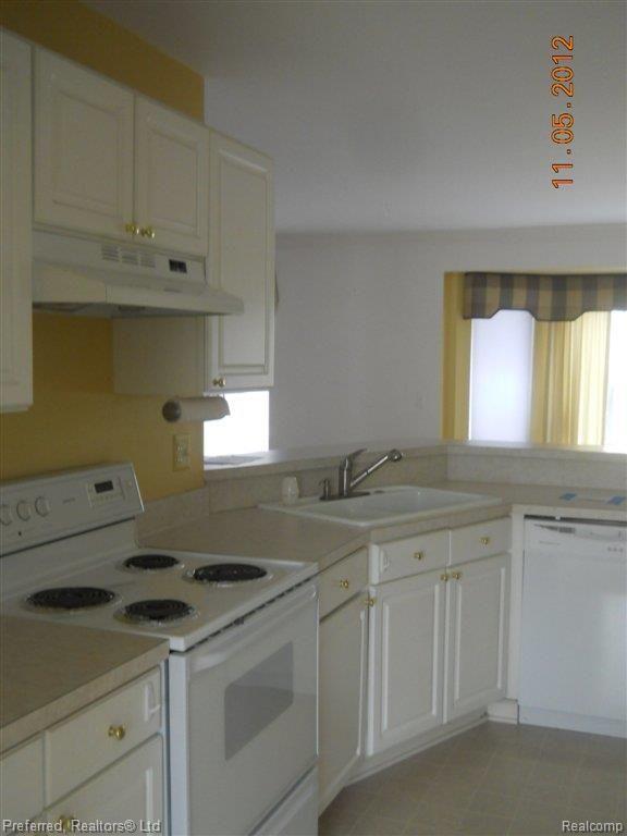 110 Chestnut Ridge Walled Lake, MI 48390 - Photo 6 of 17 Kitchen