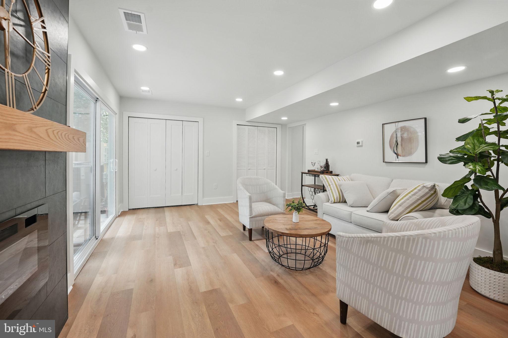 1496 Roundleaf Court Reston, VA 20190 - Photo 23 of 53 Family room
