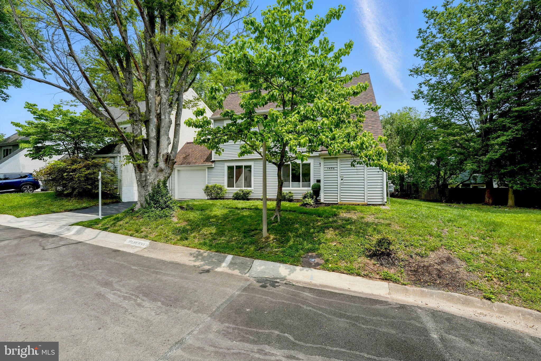 1496 Roundleaf Court Reston, VA 20190 - Photo 5 of 53 Gallery Image 5