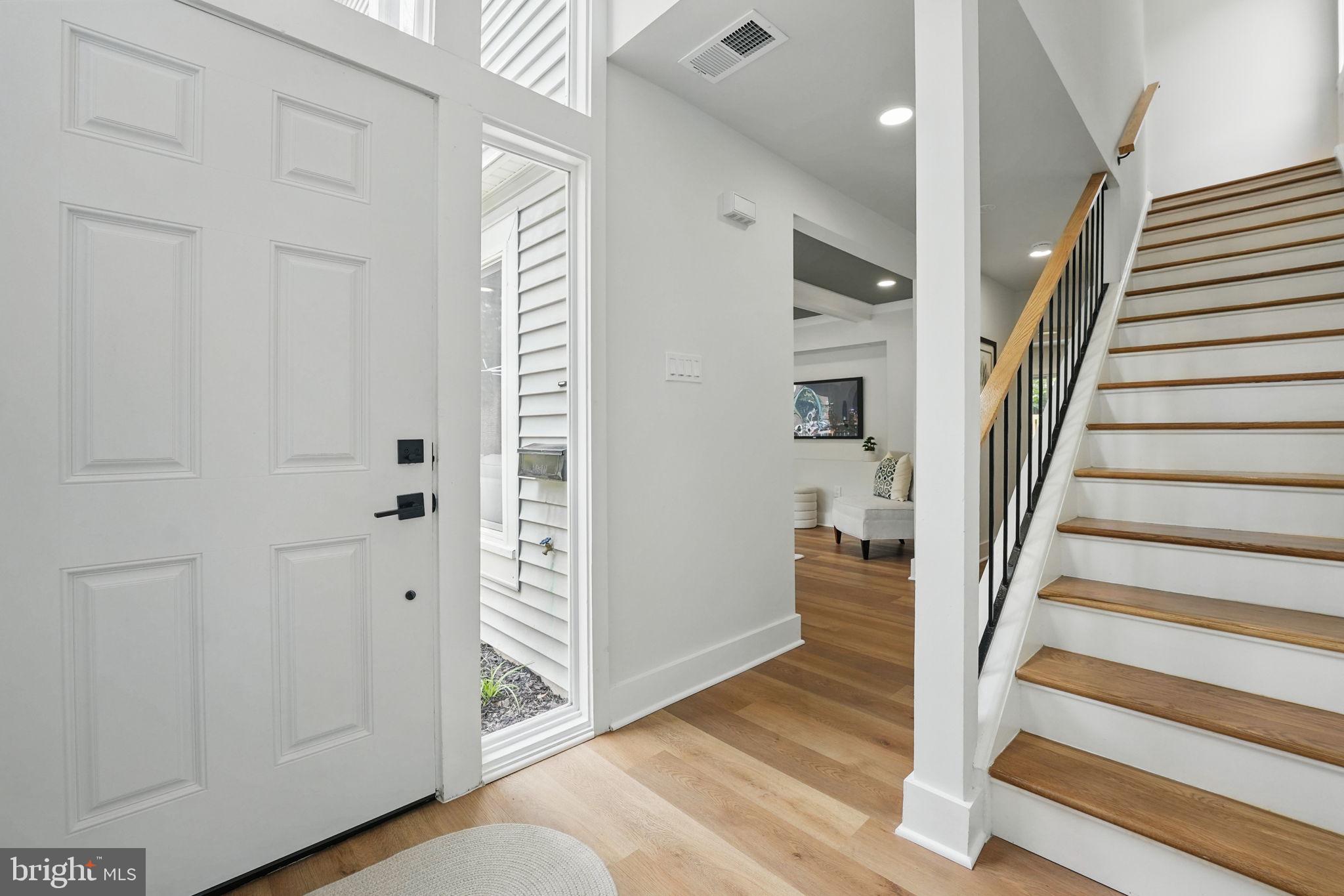 1496 Roundleaf Court Reston, VA 20190 - Photo 7 of 53 Foyer