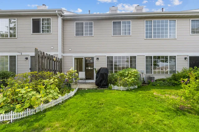 a view of a house with backyard and garden