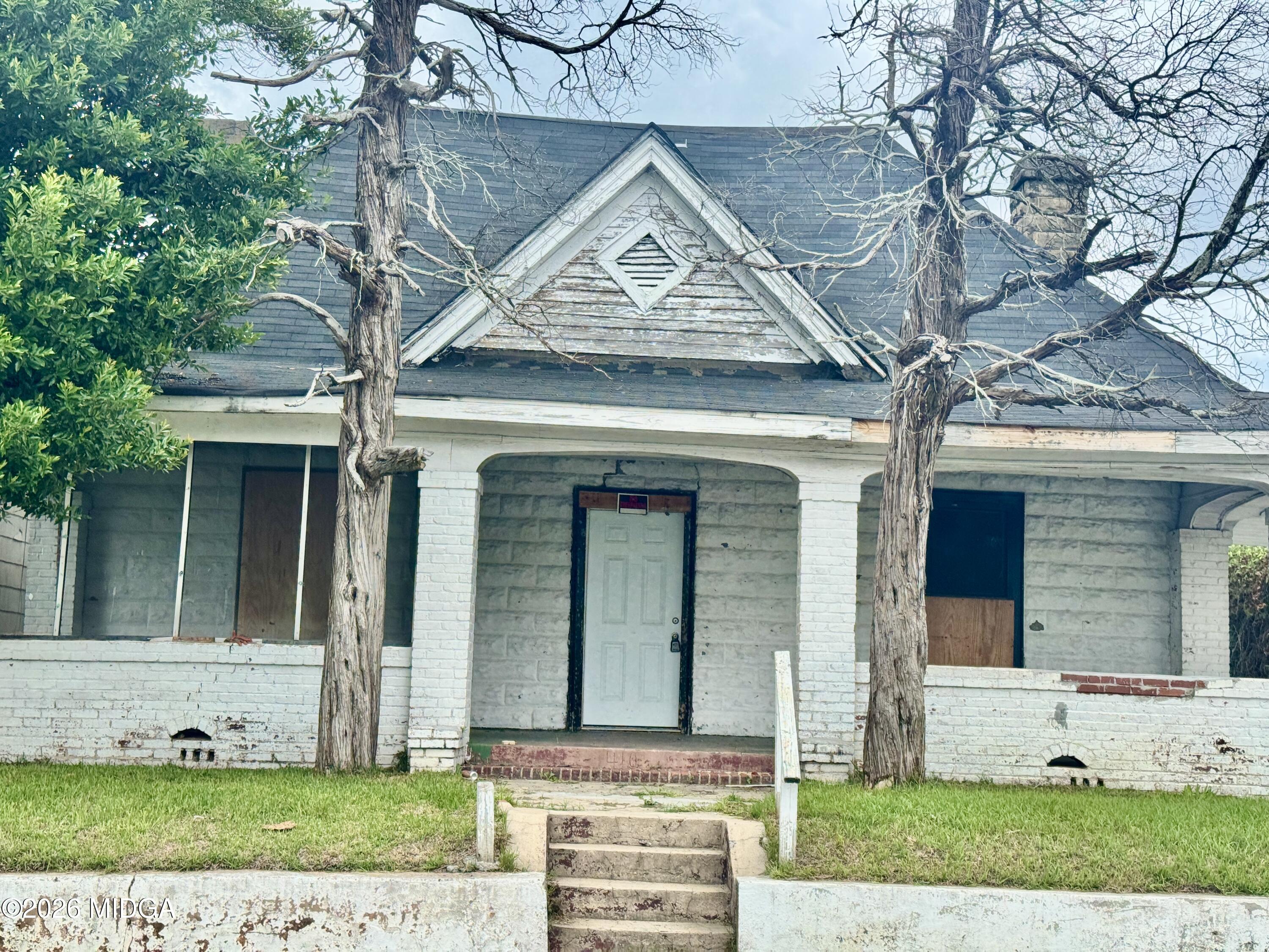 1905 3rd Avenue Macon, GA 31201 - Photo 2 of 27 front view of a house with a yard
